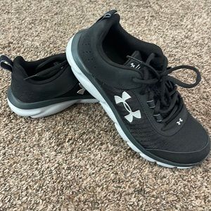 Under Armour Shoes (size 6 youth)